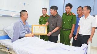 Khen thưởng cán bộ Công an dũng cảm trấn áp đối tượng côn đồ