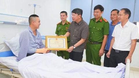 Khen thưởng cán bộ Công an dũng cảm trấn áp đối tượng côn đồ