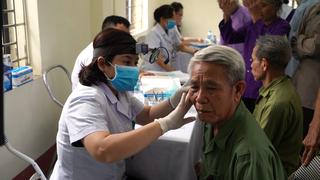 Khám bệnh, cấp phát thuốc miễn phí cho nhân dân xã Vô Tranh