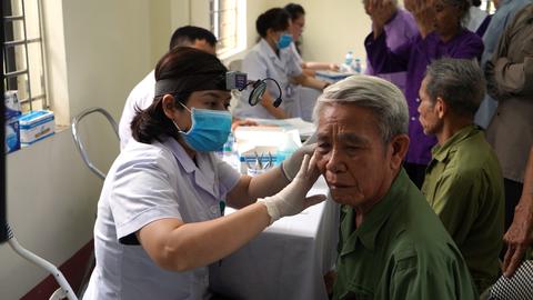 Khám bệnh, cấp phát thuốc miễn phí cho nhân dân xã Vô Tranh