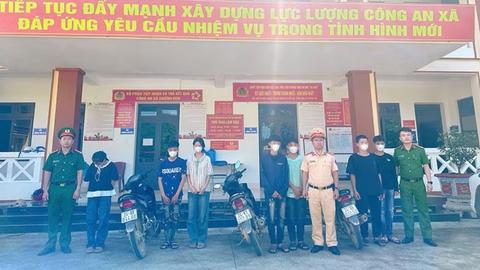 Triệu tập nhóm học sinh "làm xiếc" trên xe máy, quay clip