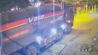 Hà Nội: Xe tải cố vượt bị tàu hỏa húc văng