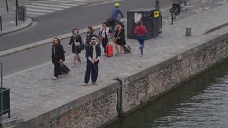 Giới trẻ Paris đổ xô đi “câu cá đường phố”