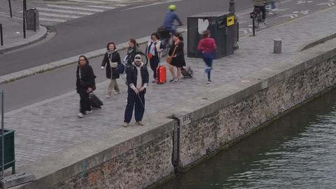 Giới trẻ Paris đổ xô đi “câu cá đường phố”