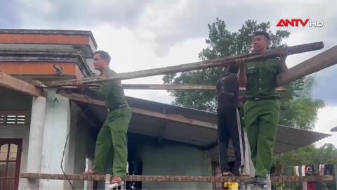 Công an xã Sơn Thủy giúp dựng lại nhà dân bị lốc xoáy