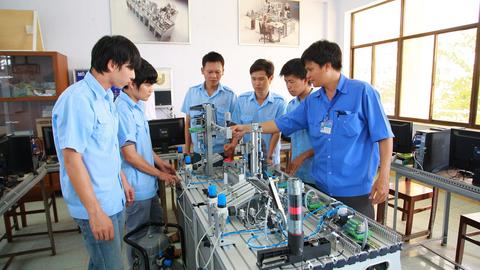 Liên thông từ đại học về cao đẳng: Không phải hạ chuẩn mà vì quyền lợi người học