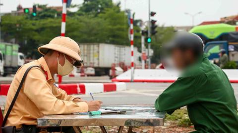 Còn nhiều trường hợp vi phạm an toàn đường sắt 