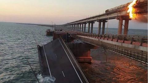 Ukraine tuyên bố phá hủy cây cầu chiến lược tại Crimea