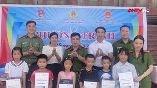 Bàn giao công trình “Thắp sáng bản làng”, lan tỏa yêu thương đến học sinh vùng cao