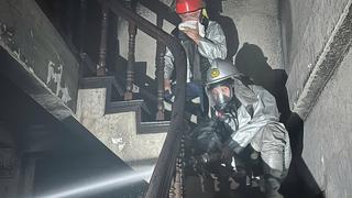 Cảnh sát cứu 2 người mắc kẹt trong vụ cháy nhà dân ở Hà Nội