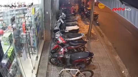 Xác minh clip người đàn ông xô ngã bé gái, đấm vào mặt người mẹ 