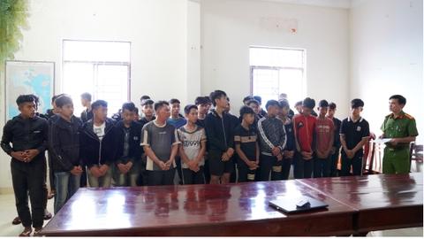 Triệu tập hơn 40 thanh thiếu niên mang hung khí gây rối trên đường