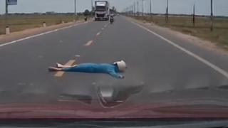 Công an vào cuộc vụ người phụ nữ nằm chắn ngang đường