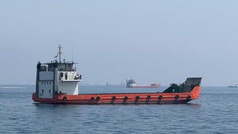 Tàu chở dầu đầu tiên qua eo biển Hormuz