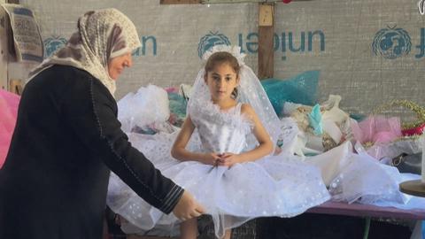 Biến rác thải thành váy công chúa cho trẻ em Gaza