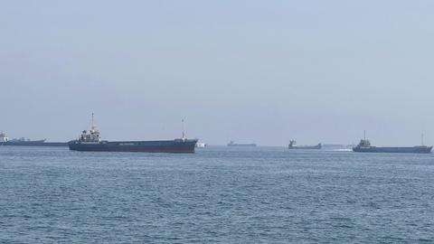 Lưu lượng qua eo biển Hormuz sụt giảm