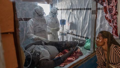 Dịch Ebola: Báo động số nhân viên y tế tử vong