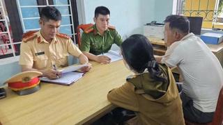 Xử lý người phụ nữ chặn đầu ô tô, nằm ngang đường 