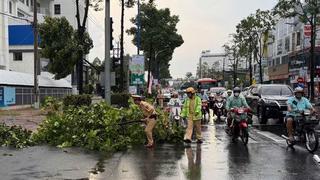 Lực lượng Công an hỗ trợ khắc phục thiệt hại do mưa giông gây ra