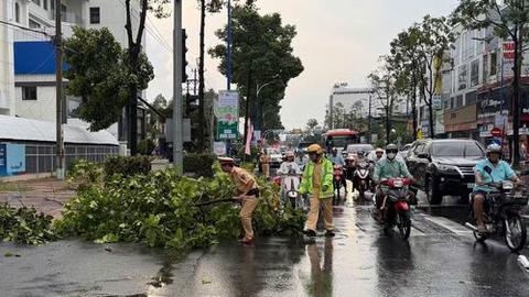 Lực lượng Công an hỗ trợ khắc phục thiệt hại do mưa giông gây ra