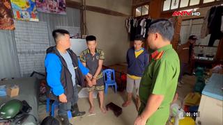 Đối tượng ma túy trèo lên xà gồ trốn lực lượng khám xét