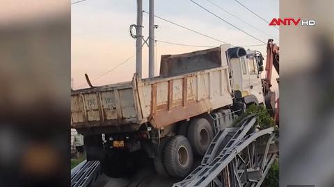 Xe chở đá làm sập cầu tạm ở An Giang