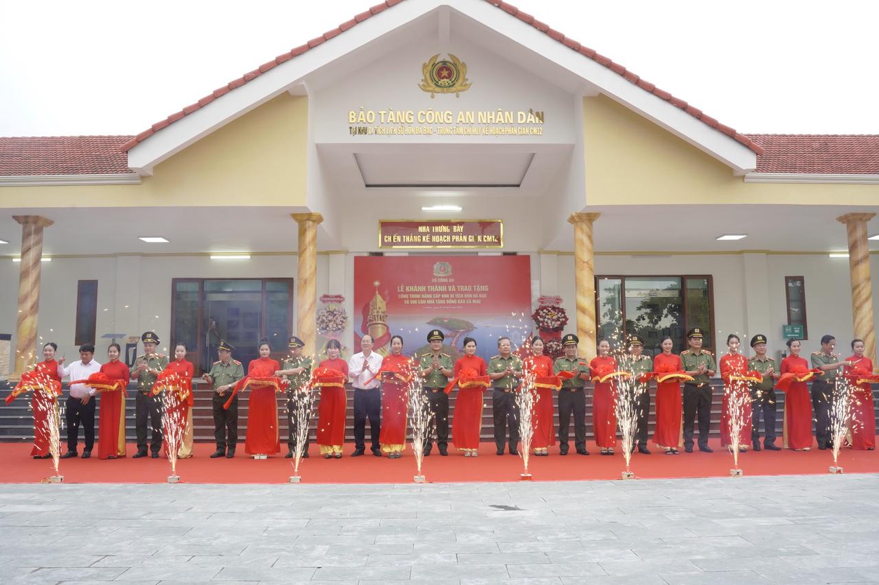 Khánh thành công trình nâng cấp Khu di tích Hòn Đá Bạc và trao nhà tình nghĩa