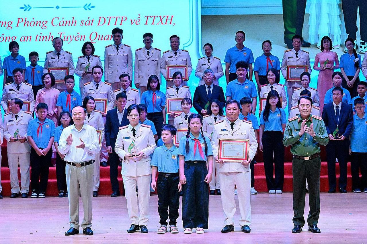 Gặp mặt, tôn vinh 58 gia đình Công an tiêu biểu
