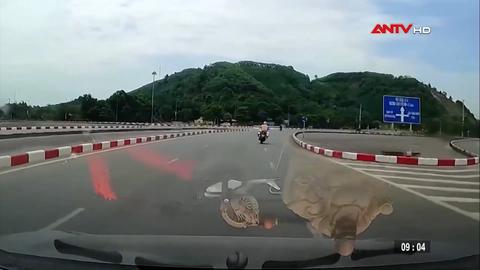 Cảnh sát giao thông Lào Cai kịp thời hỗ trợ đưa 2 công nhân bị nạn đi cấp cứu