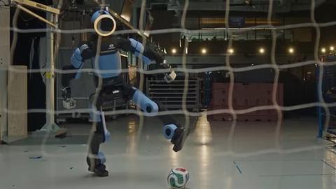 Robot thi đá phạt đền ở Trung Quốc
