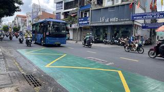 TP.HCM sơn phản quang màu xanh tại điểm dừng xe buýt
