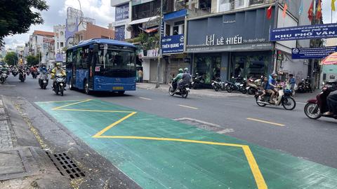 TP.HCM sơn phản quang màu xanh tại điểm dừng xe buýt