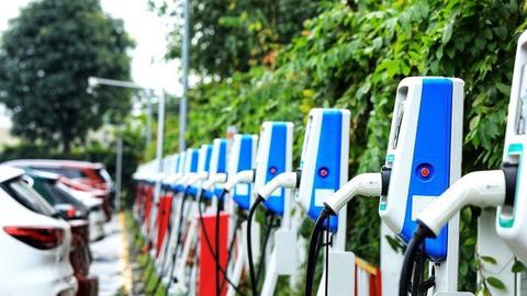 Hạ tầng sạc xe điện ở chung cư – từ quy định đến thực tiễn