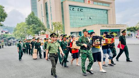 Bàn giao nhóm người nước ngoài lừa đảo trực tuyến