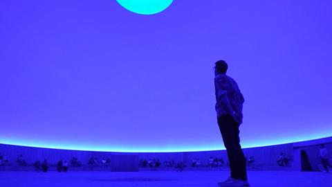 Tác phẩm ánh sáng thứ 100 của James Turrell.