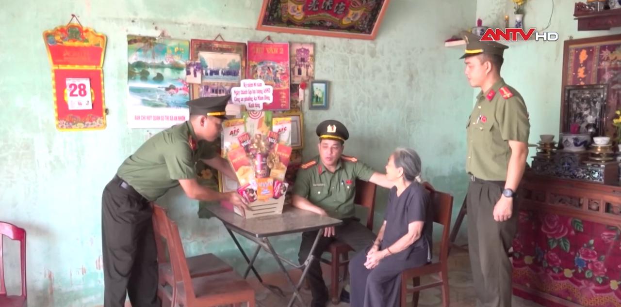 Thăm, tặng quà Mẹ Việt Nam anh hùng, lão thành cách mạng