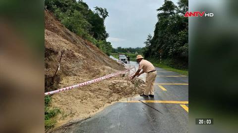 Lực lượng công an kịp thời hỗ trợ người dân ứng phó mưa lũ