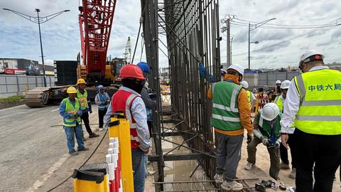 Metro số 2 triển khai hạ lồng thép phục vụ thi công nhà ga ngầm ST10