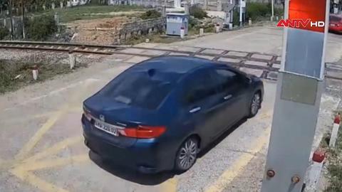 Xử lý nữ tài xế lái ô tô vượt đường ngang khi đèn đỏ đã bật
