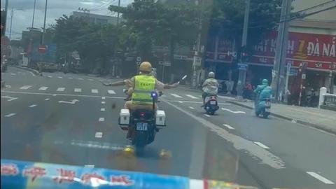 CSGT mở đường đưa nạn nhân bị tai nạn giao thông đi cấp cứu