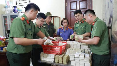 Phó chủ tịch xã cùng 11 đối tượng tham ô gần 7 tỷ đồng tiền công đức