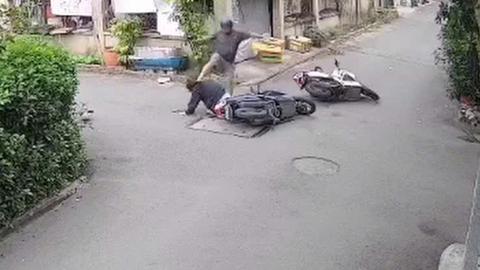 Công an xác minh vụ việc người đàn ông đạp vào đầu cô gái sau va chạm xe