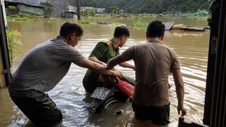 Mưa lớn kéo dài gây nhiều thiệt hại cho người dân