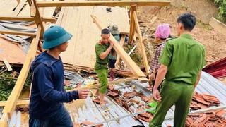  Công an tỉnh Sơn La hỗ trợ người dân bị thiệt hại do mưa lớn