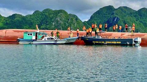 Vụ lật tàu tại Vân Đồn: Khẩn trương tìm kiếm 2 người mắc kẹt
