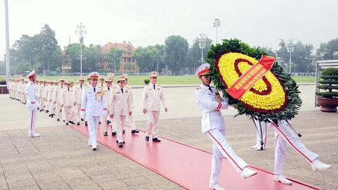 Đoàn đại biểu Bộ Công an vào Lăng viếng Chủ tịch Hồ Chí Minh 