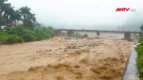 Công an Sơn La hỗ trợ nhân dân khắc phục ngập úng