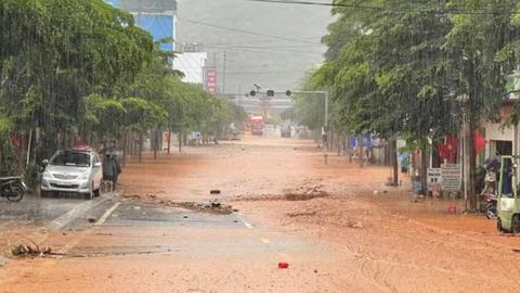 Mưa lớn gây lũ quét và sạt lở đất đá ở Sơn La