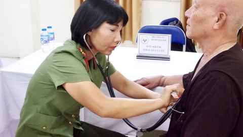 Khám sức khỏe cho người cao tuổi, gia đình chính sách