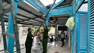 Công an xã Vĩnh Thạnh hỗ trợ người dân khắc phục hậu quả lốc xoáy